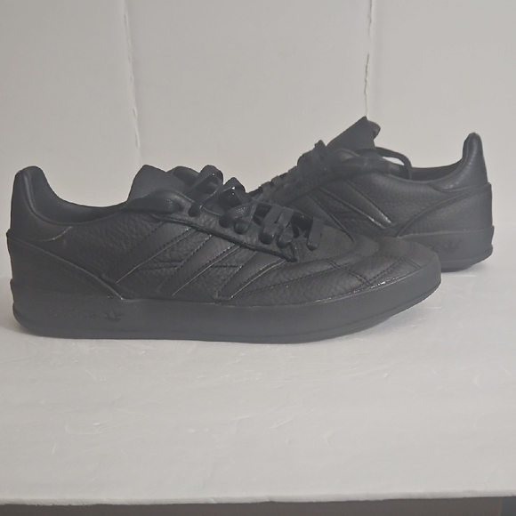Adidas Black Low-Top Sneakers Sleek Design